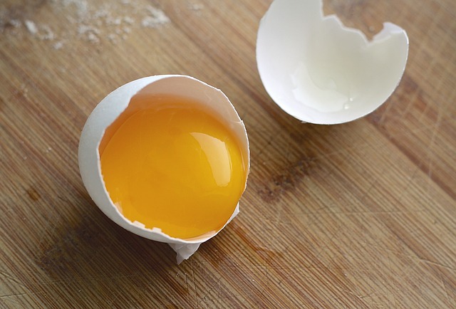 Billede af Æggeblomme. Se antal kalorier i kalorietabellen herunder.