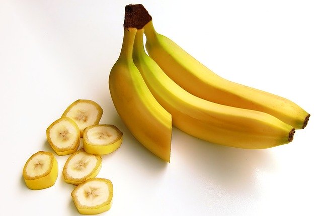 Der er ca. 300 kalorier i tre bananer. Billede af bananer. Der er ca. 100 kalorier i en banan.