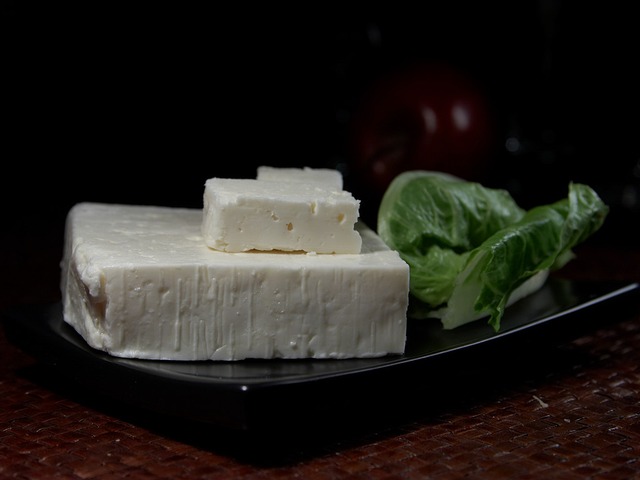 Billede af feta. Se antal kalorier i kalorietabellen herunder. Billede af feta. Se antal kalorier i kalorietabellen herunder.