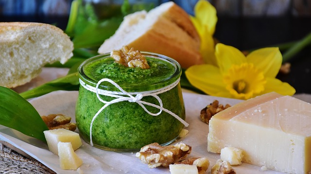 Billede af pesto. Se antal kalorier i kalorietabellen herunder. Billede af pesto. Se antal kalorier i kalorietabellen herunder.