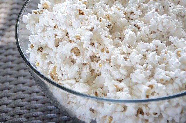 Billede af popcorn. Se antal kalorier i kalorietabellen herunder. Billede af popcorn. Se antal kalorier i kalorietabellen herunder.