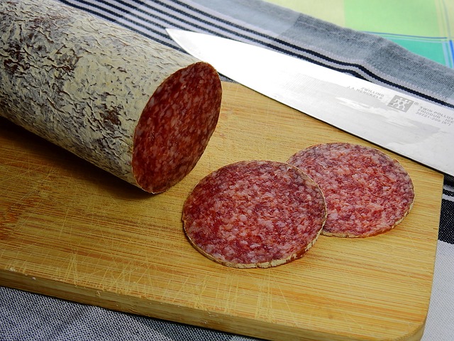 Billede af spegepølse. Se antal kalorier i kalorietabellen herunder. Billede af spegepølse. Se antal kalorier i kalorietabellen herunder.